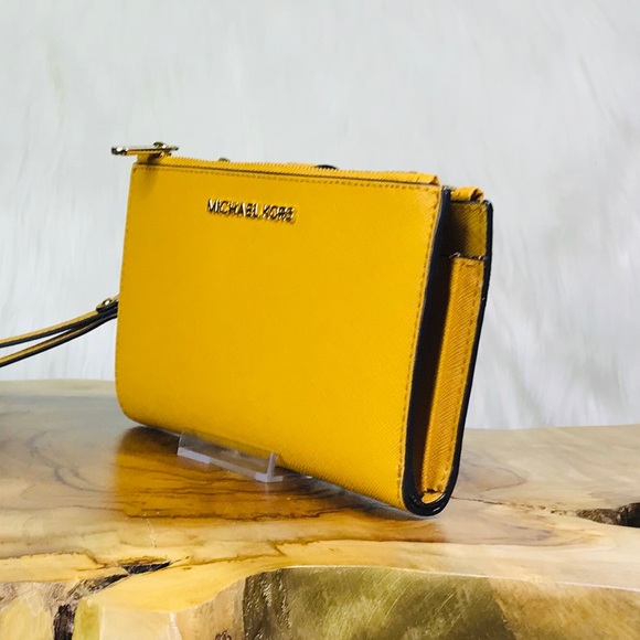 Michael Kors Jet Set Travel Double Zip Wristlet - Picture 2 of 8